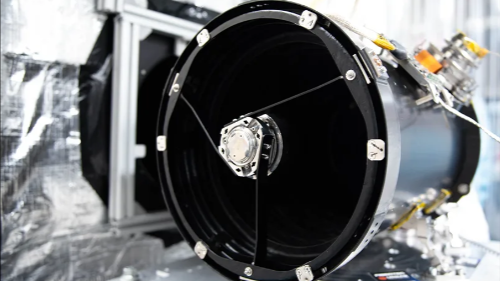 zdjęcie z laboratorium przedstawiajace osoby pracujące