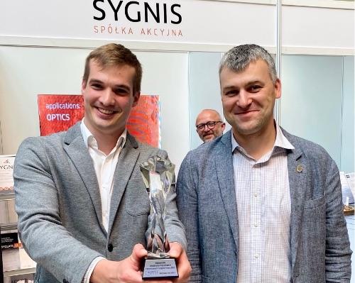 zdjęcie przedstawicie firmy Sygnis oraz Adama Piotrowskiego