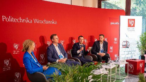 zdjęcie z laboratorium przedstawiajace osoby pracujące