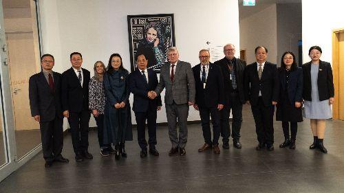 zdjęcie z laboratorium przedstawiajace osoby pracujące