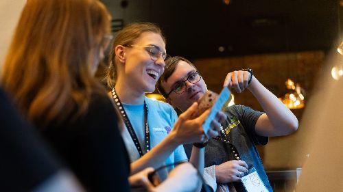 zdjęcie z laboratorium przedstawiajace osoby pracujące