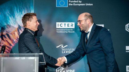 zdjęcie z laboratorium przedstawiajace osoby pracujące zdjęcie z laboratorium przedstawiajace osoby pracujące